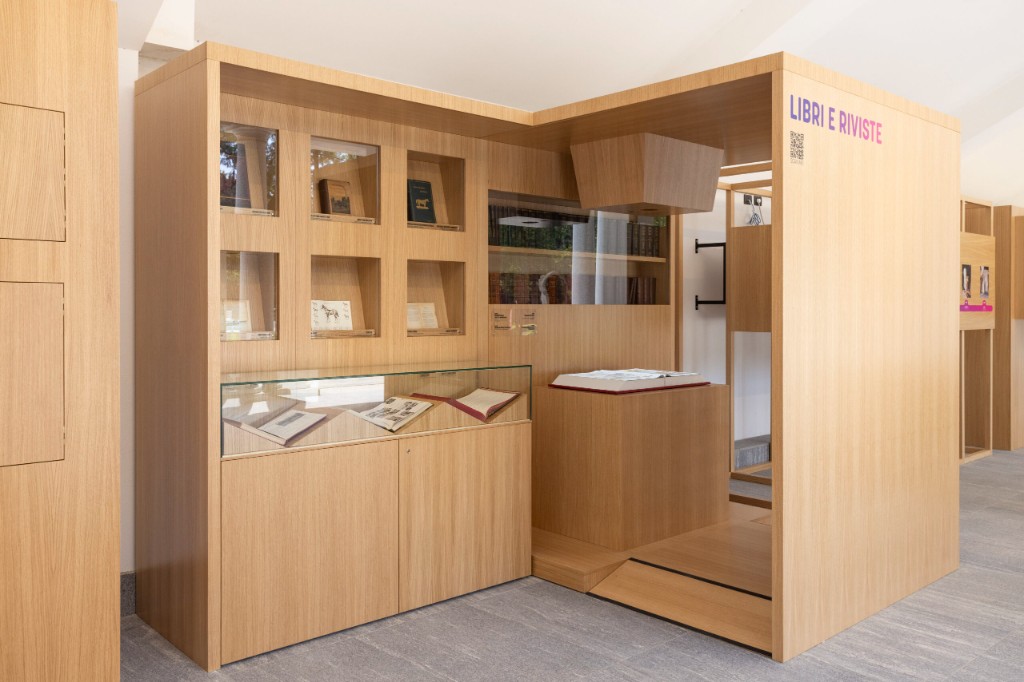 GAMI — Libri e Riviste display unit in oak with vitrines and shelving